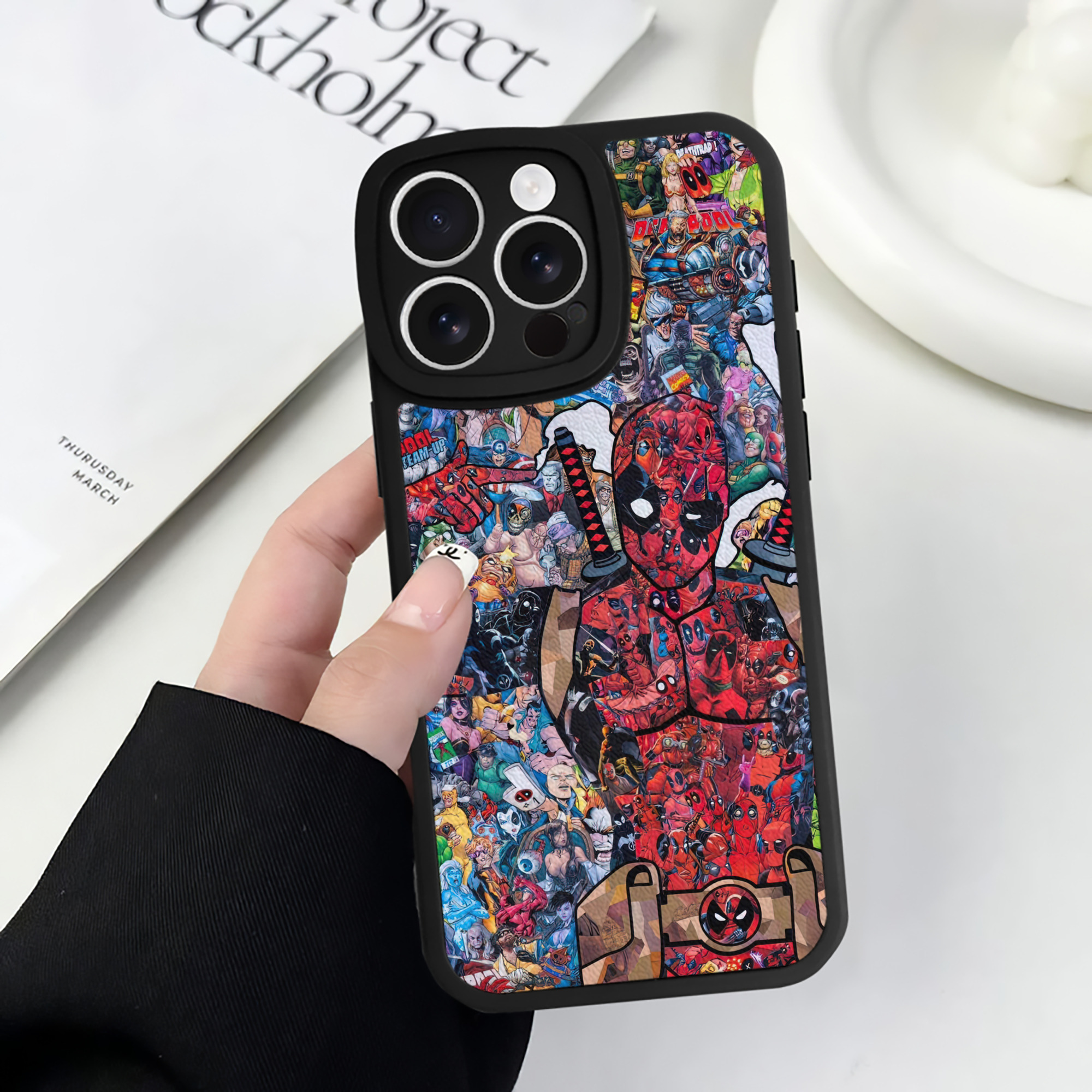 （画像用） Deadpool デッドプール 【iPhone 16シリーズ対応】シリコンスマホケース（レザー調） 材質：シリコン